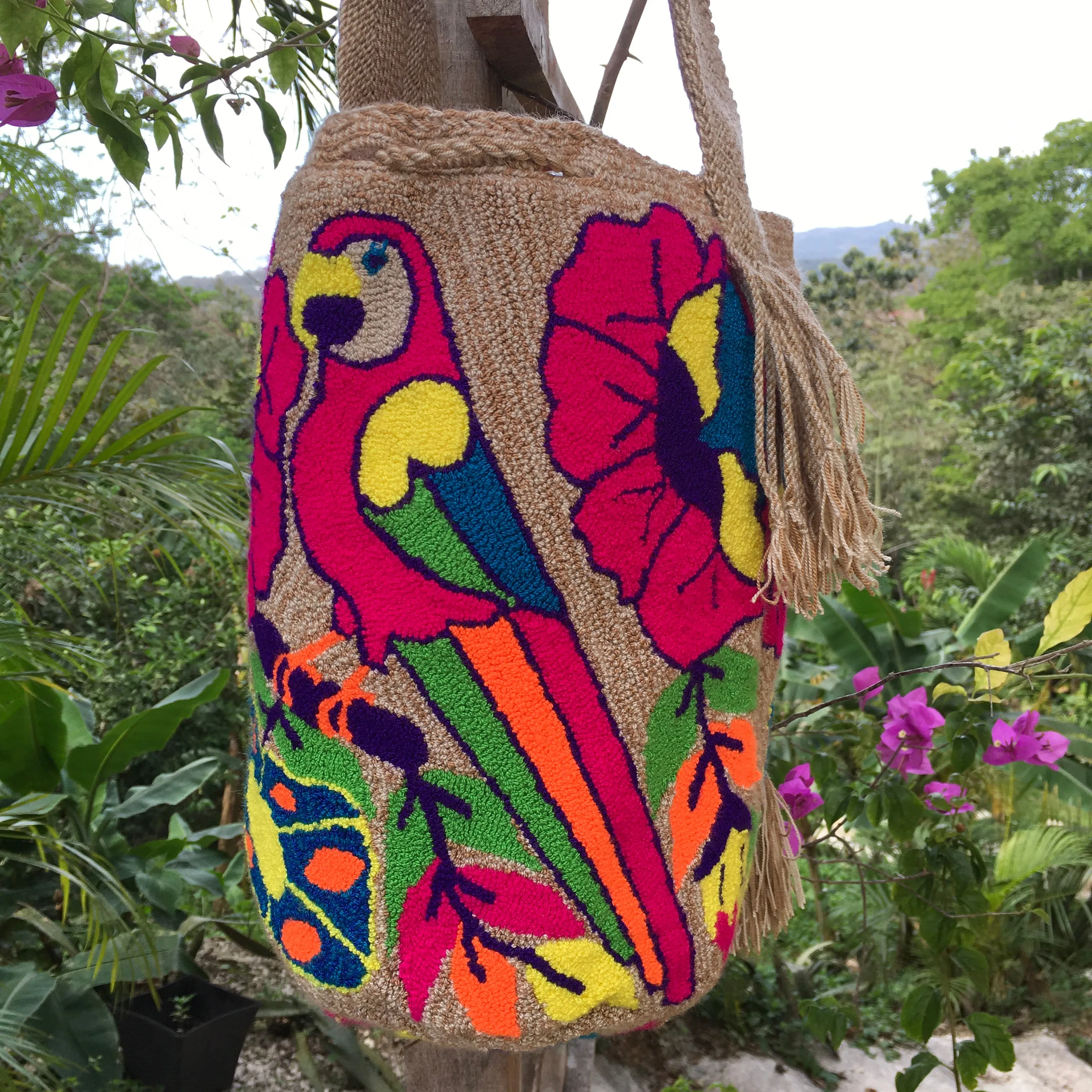 Deluxe Neon Parrot on Beige Mochila