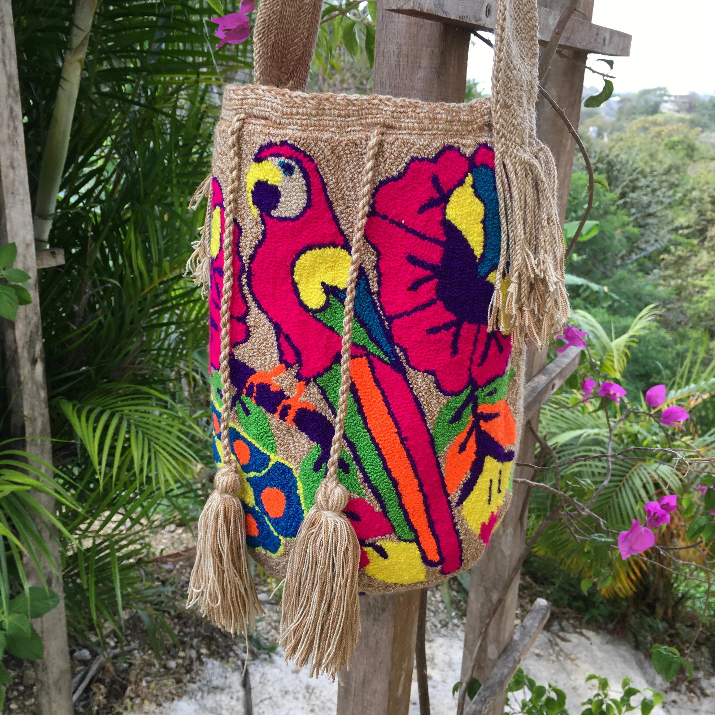 Deluxe Neon Parrot on Beige Mochila