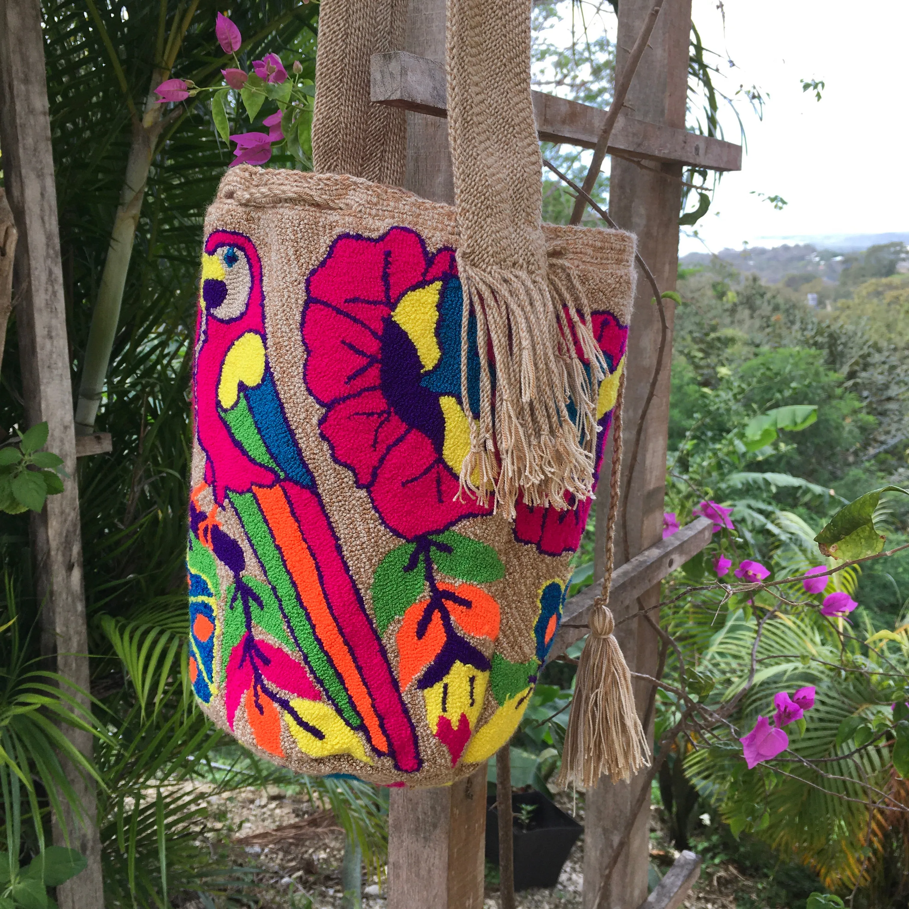 Deluxe Neon Parrot on Beige Mochila