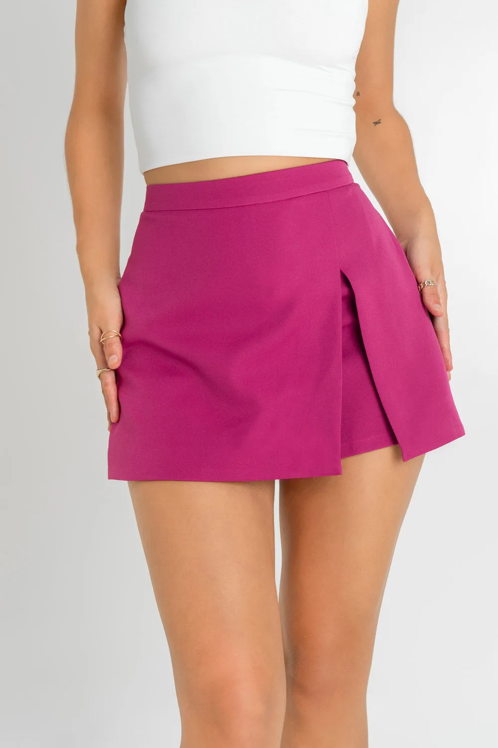 Falda short cintura alta con abertura frontal