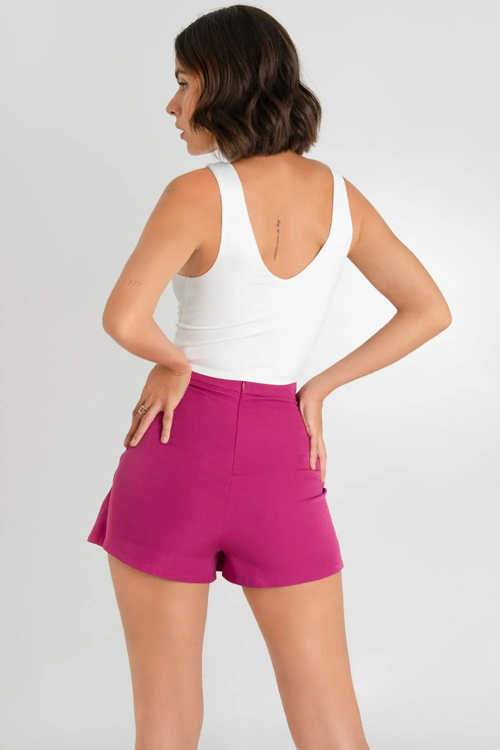 Falda short cintura alta con abertura frontal